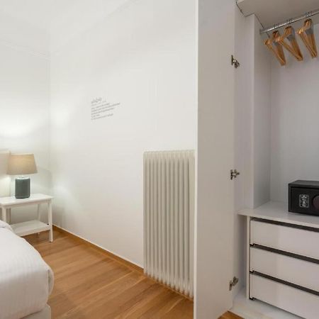 Vibrant Urban Getaway: Modern 1-Bedroom Near Bars, Parks, And Metro Афины Экстерьер фото