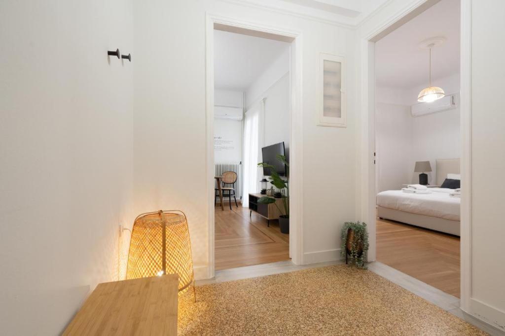 Vibrant Urban Getaway: Modern 1-Bedroom Near Bars, Parks, And Metro Афины Экстерьер фото