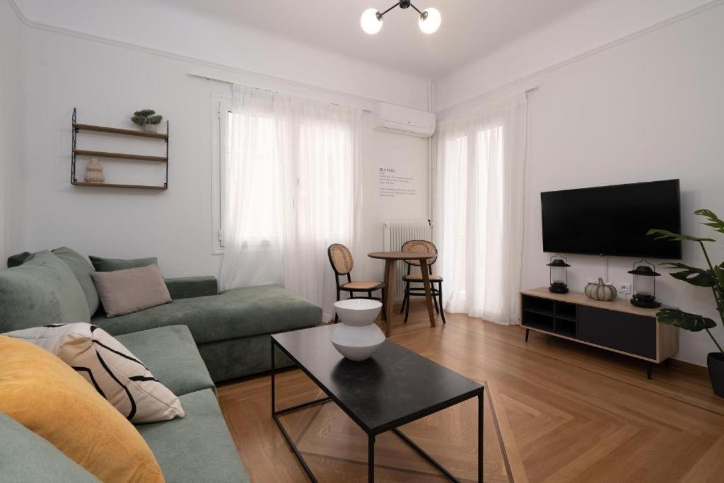 Vibrant Urban Getaway: Modern 1-Bedroom Near Bars, Parks, And Metro Афины Экстерьер фото