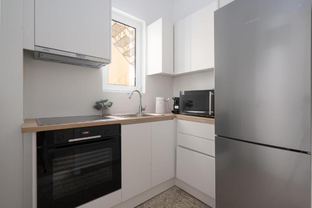 Vibrant Urban Getaway: Modern 1-Bedroom Near Bars, Parks, And Metro Афины Экстерьер фото