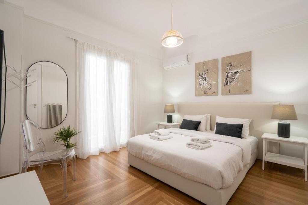 Vibrant Urban Getaway: Modern 1-Bedroom Near Bars, Parks, And Metro Афины Экстерьер фото