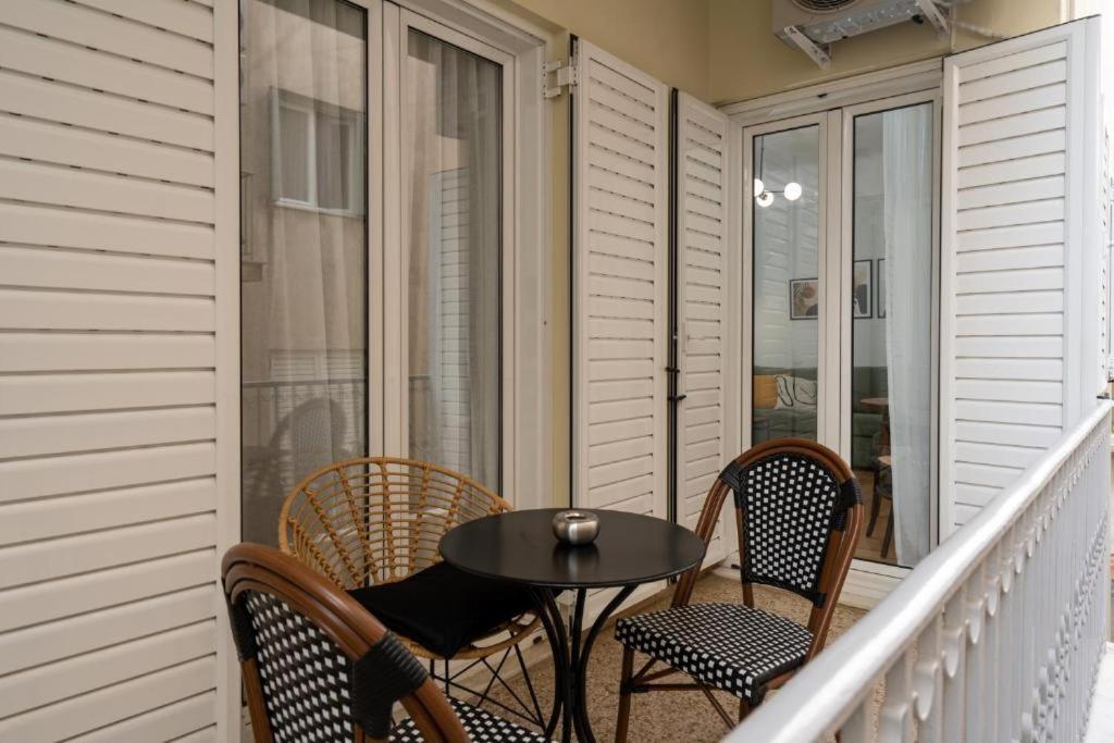 Vibrant Urban Getaway: Modern 1-Bedroom Near Bars, Parks, And Metro Афины Экстерьер фото