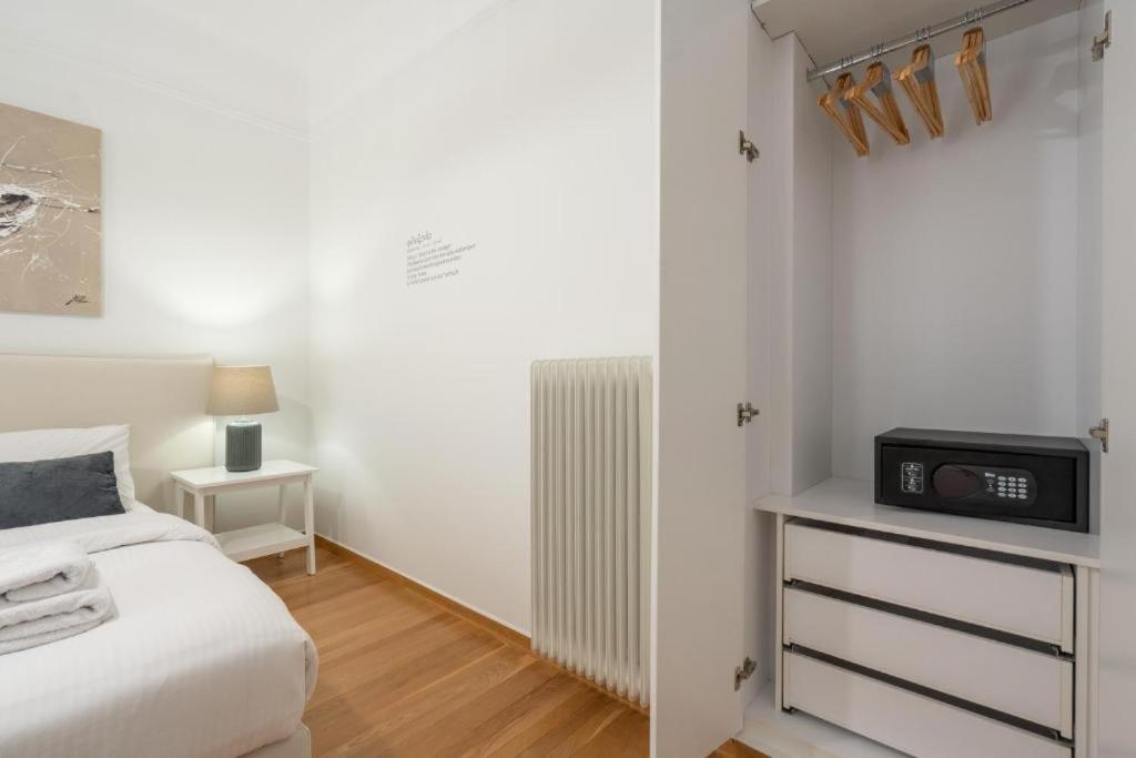 Vibrant Urban Getaway: Modern 1-Bedroom Near Bars, Parks, And Metro Афины Экстерьер фото