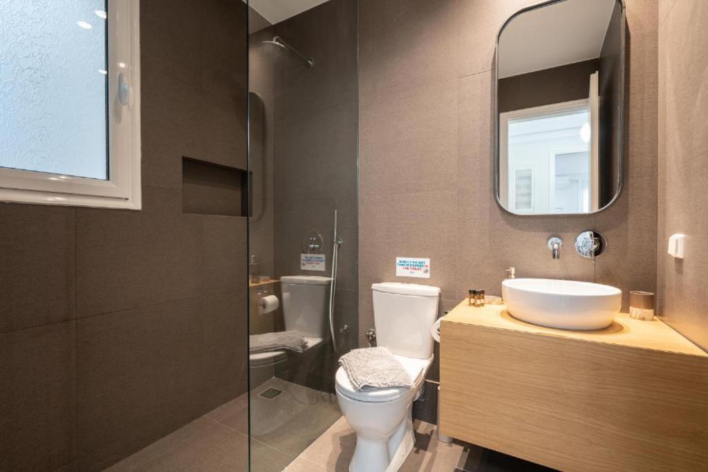 Vibrant Urban Getaway: Modern 1-Bedroom Near Bars, Parks, And Metro Афины Экстерьер фото