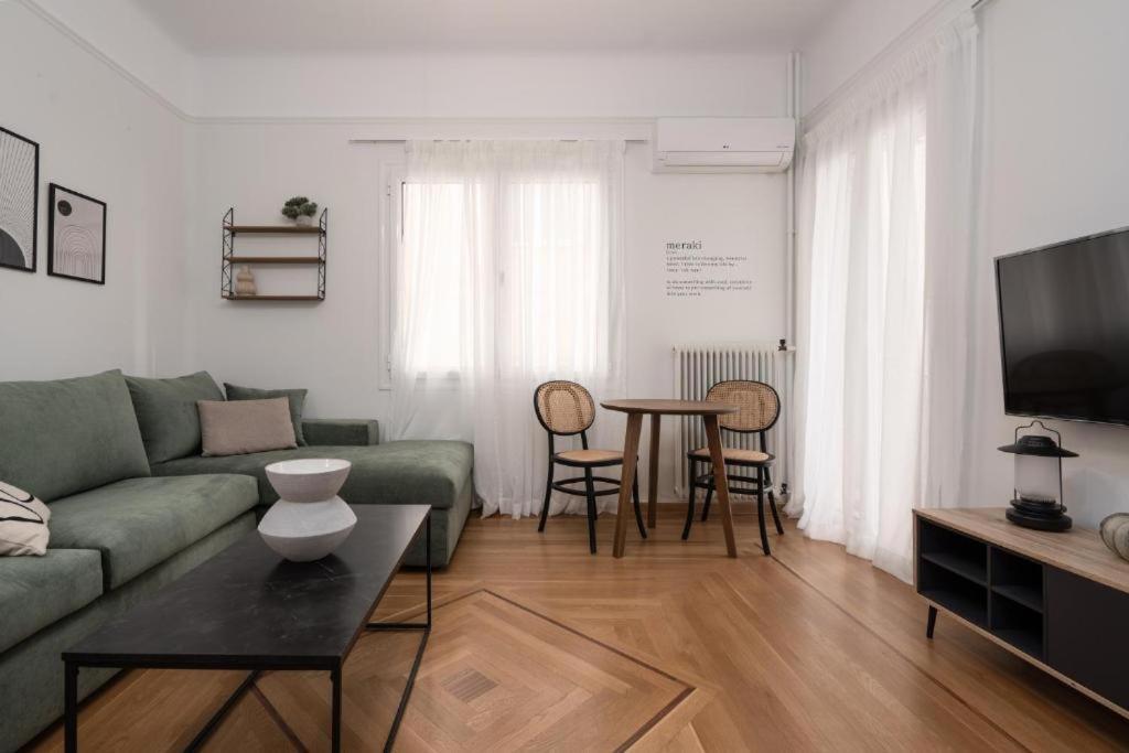 Vibrant Urban Getaway: Modern 1-Bedroom Near Bars, Parks, And Metro Афины Экстерьер фото